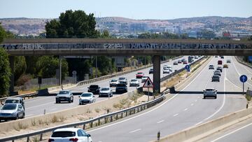 Circulación de vehículos fluida en la autovía A-3, a 30 de julio de 2023, en Madrid (España). Tráfico ha previsto para el fin de semana nueve millones de desplazamientos por carretera, y más de 49 millones en todo el mes de agosto. Hoy, domingo 30 de julio, se unen desplazamientos de largo recorrido por el comienzo del mes vacacional de agosto, desplazamientos de largo recorrido en sentido salida de los grandes núcleos urbanos y los de retorno de las personas que finalizan sus vacaciones en el mes de julio, unidos, además, a los desplazamientos habituales de retorno por fin de semana del periodo estival. Hoy, especialmente entre las 18 y las 23 horas, comienza el retorno tanto por el final del fin de semana como por el final del mes de julio, presentándose intensidades elevadas de tráfico y problemas de circulación.
30 JULIO 2023;DGT;CARRETERA;TRÁFICO;CIRCULACIÓN;COCHES;DOBLE SENTIDO;FAROLA;MEDIANA;PIXELADA
Jesús Hellín   / Europa Press
30/07/2023