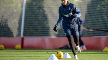 02-02-24. JONATHAN VARANE, EN UN ENTRENAMIENTO CON EL SPORTING EN MAREO.