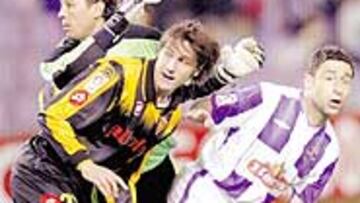 <b>EL PRIMER GOL.</b> David Generelo remata de cabeza ante la mala salida de Bizarri. Fue el primer gol, el principio de una mala noche.