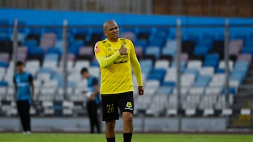 El jugador de San Luis, Humberto Suazo, celebra su gol contra Antofagasta durante el partido de Primera B realizado en el estadio Calvo y Bascuñan.