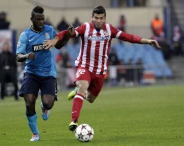 El defensa argentino del Atlético de Madrid Emiliano Adrián Insúa (d) y el delantero del Oporto Silvestre Varela, durante el partido de la sexta jornada de la Liga de Campeones que se disputa esta noche en el estadio Vicente Calderón de Madrid.