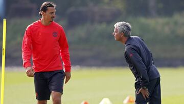 Ibrahimovic y Mourinho, durante un entrenamiento con el United.