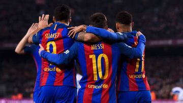 Barcelona's Uruguayan forward Luis Suarez (L) celebrates a goal with teammates Argentinian forward Lionel Messi (C) and Brazilian forward Neymar during the Spanish league football match FC Barcelona vs RCD Espanyol at the Camp Nou stadium in Barcelona on December 18, 2016. / AFP PHOTO / JOSEP LAGO