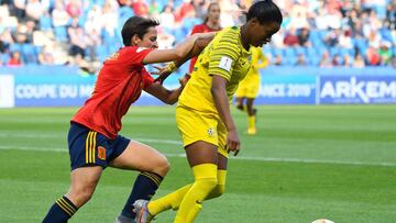 Marta Corredera intenta arrebatarle el bal&oacute;n a Ode Fulutudilu durante el partido entre Espa&ntilde;a y Sud&aacute;frica en el Mundial de F&uacute;tbol Femenino.