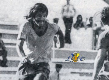 Fernando Carvallo es una figura aún recordada entre los hinchas del Cádiz. Entre 1973 y 1977 jugó 133 partidos de Liga, entre Primera y Segunda División, donde marcó 21 goles. En la temporada 1976-1977 ascendió con el elenco amarillo.