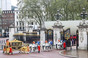 El carruaje para el Jubileo de Diamante llegando al Palacio de Buckingham para recoger a los reyes Carlos y Camila.