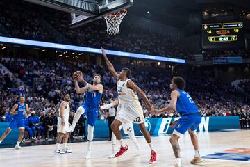 Luka Doncic entra a canasta ante la oposición de Walter Tavares.