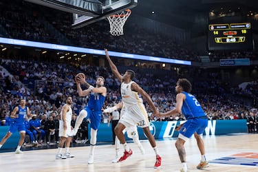 Luka Doncic entra a canasta ante la oposicin de Walter Tavares.