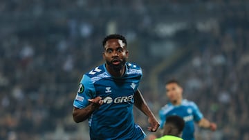 Cédric Bakambu celebra uno de sus goles en Guimaraes.
