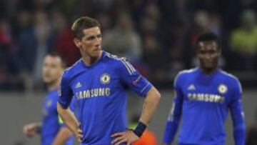 Torres se lamenta por la derrota del Chelsea en Bucarest.