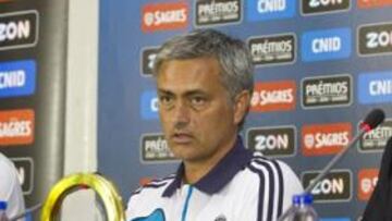 <b>PRIMERA COMPARECENCIA. </b>Mourinho, ayer, dando sus primeras explicaciones en esta pretemporada en Lisboa tras recibir el premio.