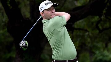 Branden Grace golpea la bola durante la primera jornada del Abierto de Texas.