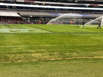 El césped del Estadio Azteca no luce en óptimas condiciones