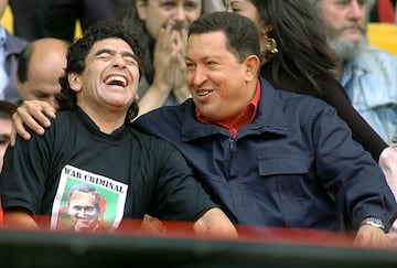  4 de noviembre de 2005, el presidente venezolano Hugo Chávez (d) bromea con el ex futbolista argentino Diego Armando Maradona durante la manifestación masiva "Cumbre de los Pueblos"