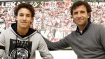 Luis Milla, recientemente fichado por el Alcorcón, con su padre.