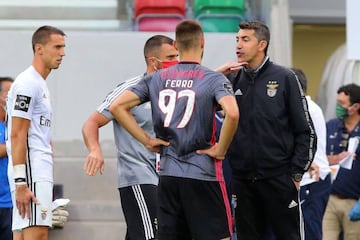 Soccer Football - Primeira Liga - Maritimo v Benfica - Estadio do Maritimo, Funchal, Madeira, Portugal - June 29, 2020 BenficaÕs coach Bruno Lage speaks with Ferro after the match, as play resumes behind closed doors following the outbreak of the coronavi