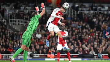 London (United Kingdom), 01/10/2024.- Kai Havertz (C) of Arsenal scores the opening goal against PSG goalkeeper Gianluigi Donnarumma during the UEFA Champions League match between Arsenal and Paris Saint-Germain in London, Britain, 01 October 2024. (Liga de Campeones, Reino Unido, Londres) EFE/EPA/DANIEL HAMBURY