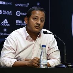 Anil Murthy marca sus cartas en el mercado