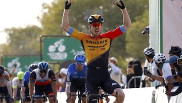 El ciclista alemán del Bahrain-McLaren Phil Bauhaus celebra su victoria en la tercera etapa del Tour de Arabia Saudí.