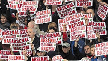 <b>HENRY, LÍDER DE LA CAMPAÑA. </b>El galo, con la camiseta contra el racismo. A la derecha, la hinchada.