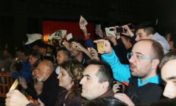 Los seguidores increparon al equipo a su llegada a Mestalla.