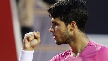 El tenista español Carlos Alcaraz celebra un punto durante su partido ante Cameron Norrie en la final del torneo de Río de Janeiro.