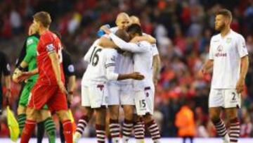 El Aston Villa celebra la victoria en Anfield.