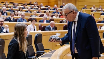 El senador del PP, Francisco Bernabé Pérez, entrega a la vicepresidenta tercera y ministra para la Transición Ecológica, Sara Aagesen, un paquete con tierra contaminada durante una sesión de control al Gobierno, en el Senado, a 20 de mayo de 2025, en Madrid (España). El Partido Popular ha vuelto a llevar a la sesión de control al Gobierno del Senado el rescate de Air Europa y los mensajes del exministro José Luis Ábalos, entre otras cuestiones, como la atención que recibieron los pasajeros de tren durante el apagón del 28 de abril.
20 MAYO 2025;SENADO;SENADORES;SESIÓN DE CONTROL;GOBIERNO;MINISTROS;
Carlos Luján / Europa Press
20/05/2025