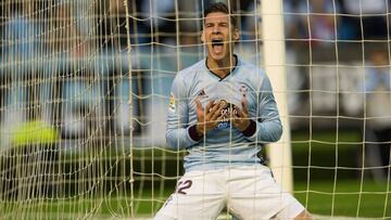 Santi Mina se lamenta tras fallar gol durante un partido del Celta en Bala&iacute;dos. 