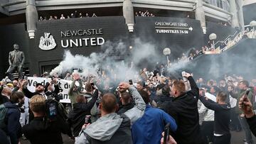 Los aficionados del Newcastle celebraron por todo lo alto en los alrededores del estadio la venta del club.
