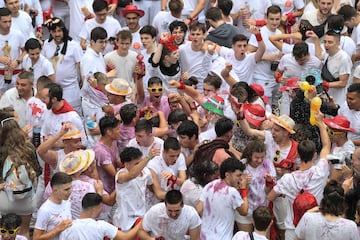 Los San Fermines vuelven tras dos años de parón debido a la pandemia. El exjugador de fútbol Juan Carlos Unzué prenderá la mecha del cohete inaugural. “Bienvenidos a las fiestas más grandes del mundo" ha sido el mensaje de la ciudad.