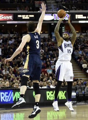 Omer Asik lucha por el balón con DeMarcus Cousins.