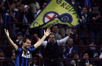 Stankovic marcó a los 27 segundos de la ida de los cuartos de final de 2011 o entre el  Inter y Schalke. Fue un balón rechazado por Neuer hasta el centro del campo y el serbio, sin dejarla caer, se la puso por encima.