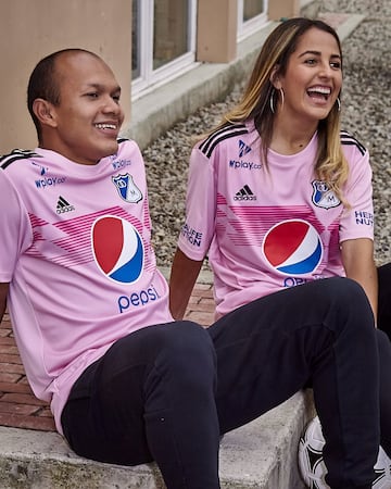 Millonarios lanzó su camiseta alternativa para 2020 de color rosado y con un diseño basado en la que usó Alemania en el Mundial de 1990.