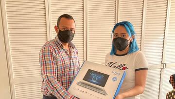 Regalan laptop nueva a estudiante asaltada en Ecatepec