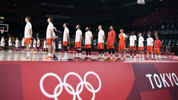 La Selección escucha el himno nacional antes del primer partido.