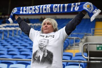 Los seguidores y la plantilla del Leicester han realizado un sentido homenaje a Vichai Srivaddhanaprabha antes del partido ante el Cardiff City.