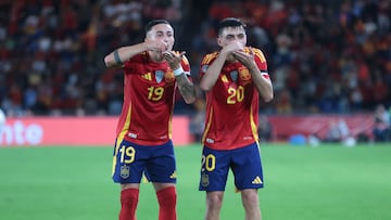Yeremi Pino y Pedri celebran un gol ante Suiza.