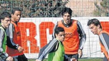 <b>DE VUELTA. </b>Cicinho volvió a entrenarse con el grupo casi seis meses después de su grave lesión.