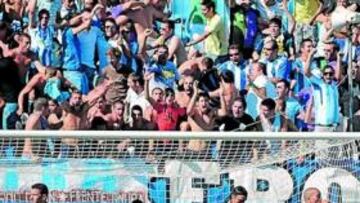 <b>BAHA DIO PRIMERO. </b>El marroquí del Málaga celebra su gol, el 1-0, mientras Juanito, Maxi, Asenjo y Ujfalusi muestran su enfado. La cosa ya sólo empeoraría para ellos.