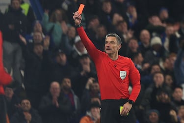 El árbitro del partido, Slavko Vincic, muestra la cartulina roja (doble amarilla) al capitán del Barcelona por una entrada a destiempo a Marc Cucurella.