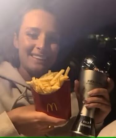 Toone, la estrella que celebró el The Best en el McDonalds