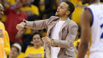 Stephen Curry celebra una acción de los Warriors en el banquillo.