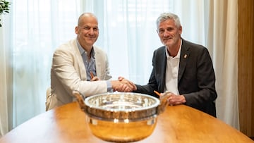 Andrew Georgiou, presidente y director general de WBD Sports Europe (izquierda) y Gilles Moretton, presidente de la Federaci¨®n Francesa de Tenis (derecha).