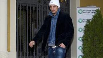 <b>EN LA CLÍNICA. </b>Osvaldo, ayer, en la Creu Blanca, justo antes de someterse a las pruebas que le practicaron por la tarde.