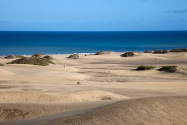 Playa de gran extensión con una increíble arena fina y dorada, y al abrigo de las corrientes oceánicas con suaves temperaturas que hacen posible visitarla en cualquier época del año. Un paraje de lo más increíble ya que está rodeado de las famosas dunas de Maspalomas, en el sur de la isla de Gran Canaria. Es otro de los puntos más turísticos y conocidos del archipiélago canario. 
