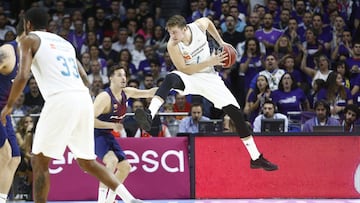 Luka Doncic ante Tomas Heurtel durante el partido entre el Real Madrid y el Barcelona.