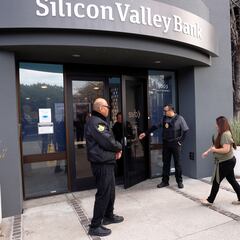 What is the FDIC? How does it protect banks and deposits?