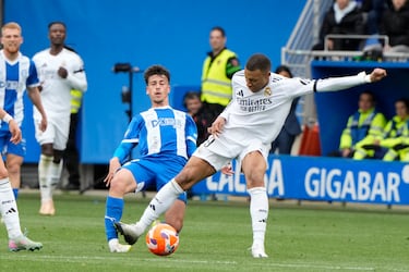 Kylian Mbappé vió la cartulina roja por una dura entrada a destiempo sobre Antonio Blanco.
