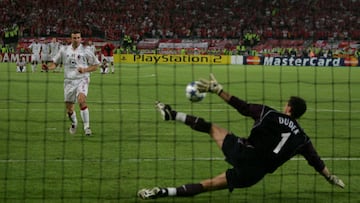 Fue el arquero titular de la temporada y fundamental para la consecución del título. Dudek salvó al Liverpool en el tiempo extra tras mandar a tiro de esquina un tiro de Shevshenko en la línea de gol, además, paró el penal de Pirlo y el del sueco, para darle el título a los británicos.